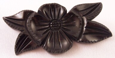 BP61 black bakelite flower/leaves pin